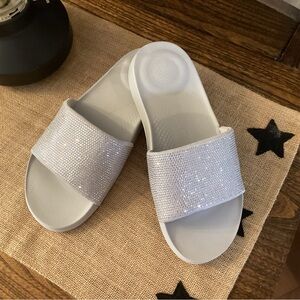 Fitflop Silver Rhinestone Sandals. Size 39.  B4